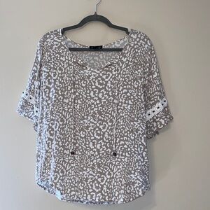 I.N. Studio Women’s Taupe and White Leopard Print Short Sleeve Top Size 1x